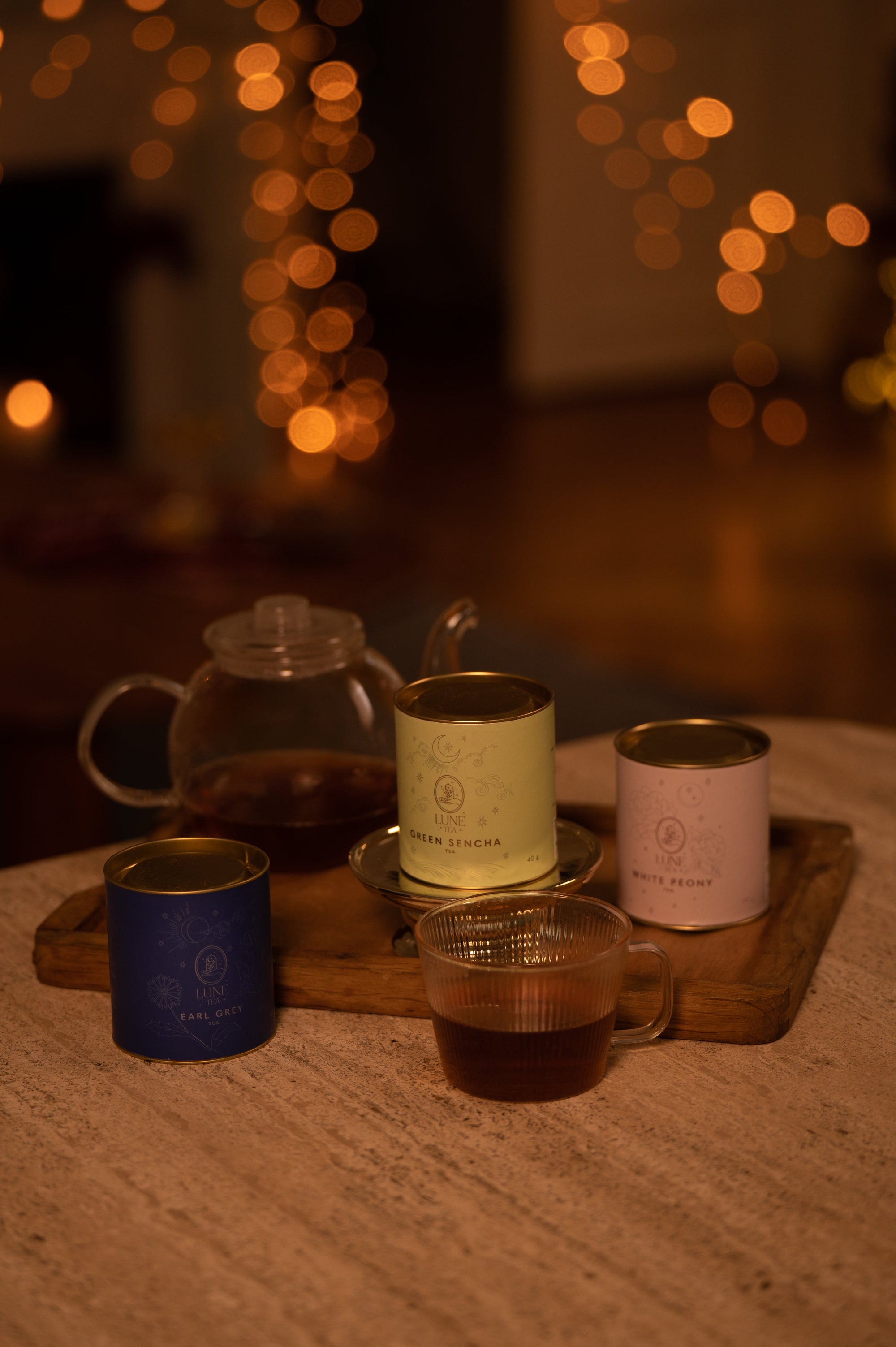 Na zdjęciu znajdują się 3 herbaty liściaste w ozdobnych opakowaniach: zielona herbata green sencha z Japonii, czarna herbata earl grey z bergamotką oraz biała herbata liściasta white peony.